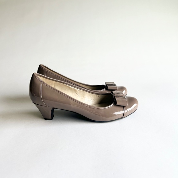 Naturalizer Grey Brown Patent Leather Bow Pumps size 8.5 - Picture 2 of 16